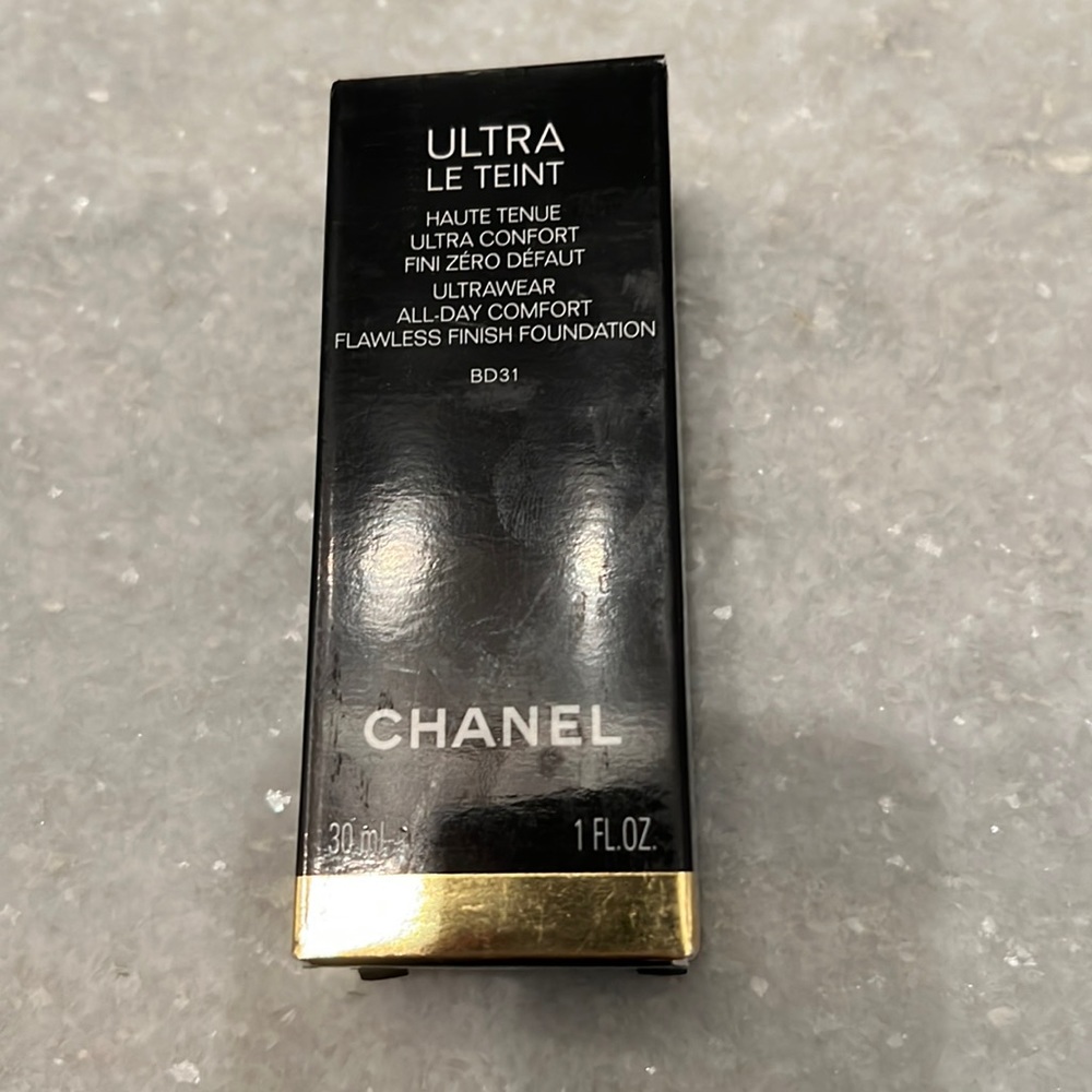 Chanel Ultrawear all day comfort flawless finish foundation 1 FL oz.